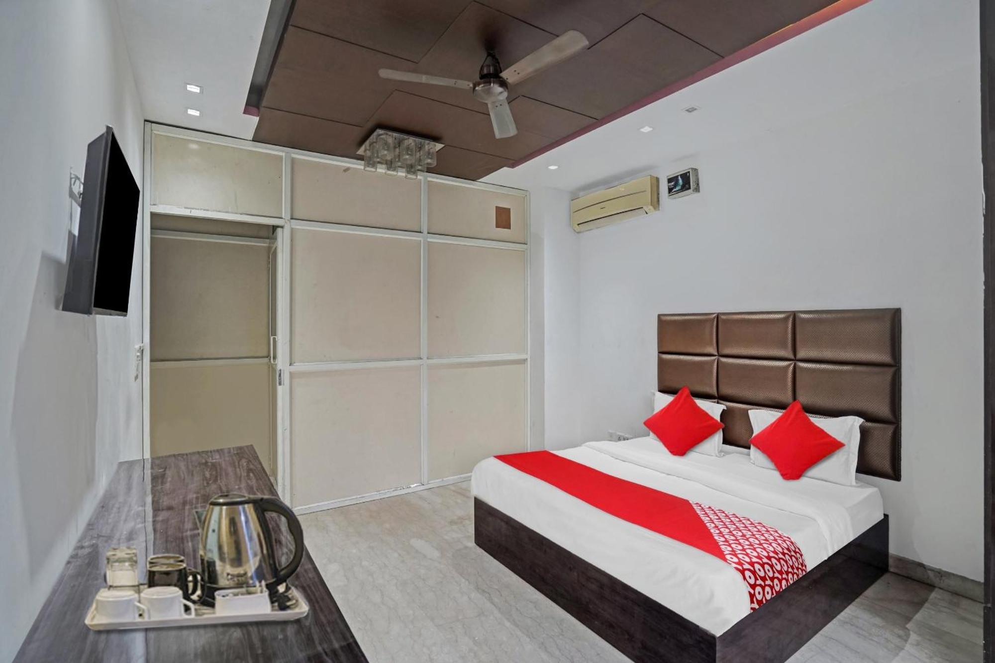Hotel O South Galaxy New Delhi Bagian luar foto