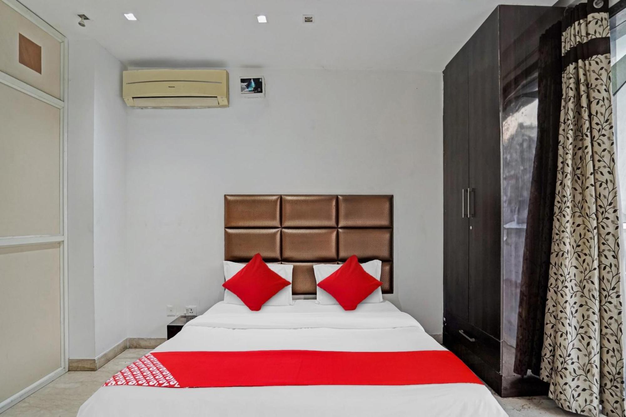 Hotel O South Galaxy New Delhi Bagian luar foto