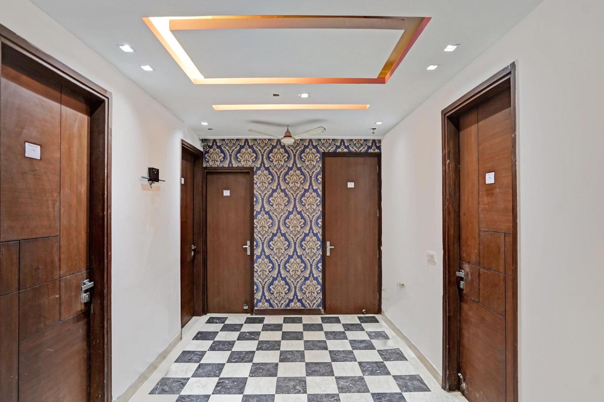 Hotel O South Galaxy New Delhi Bagian luar foto