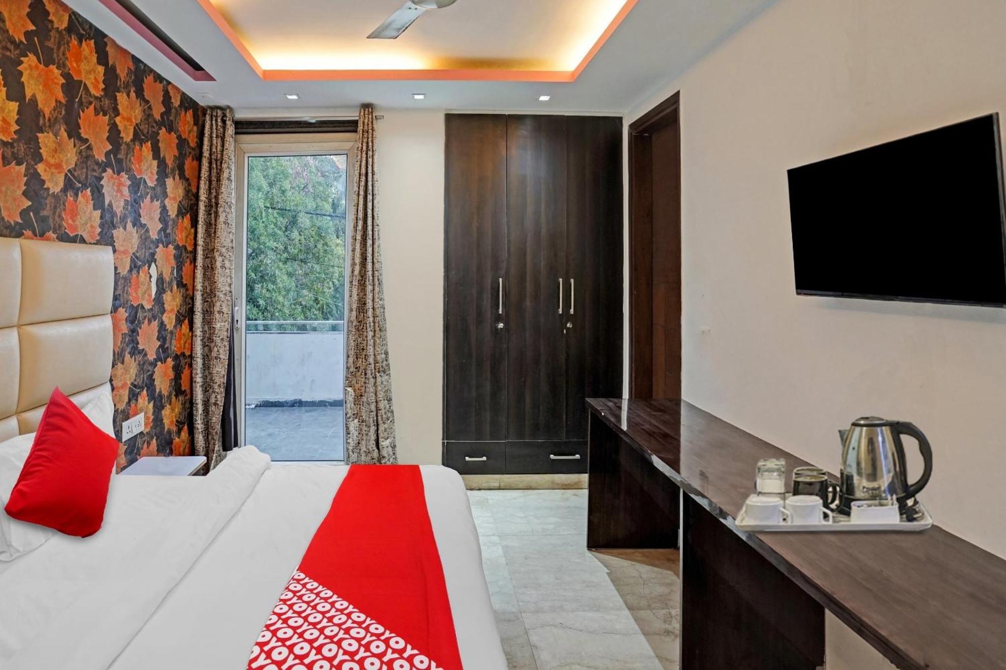 Hotel O South Galaxy New Delhi Bagian luar foto